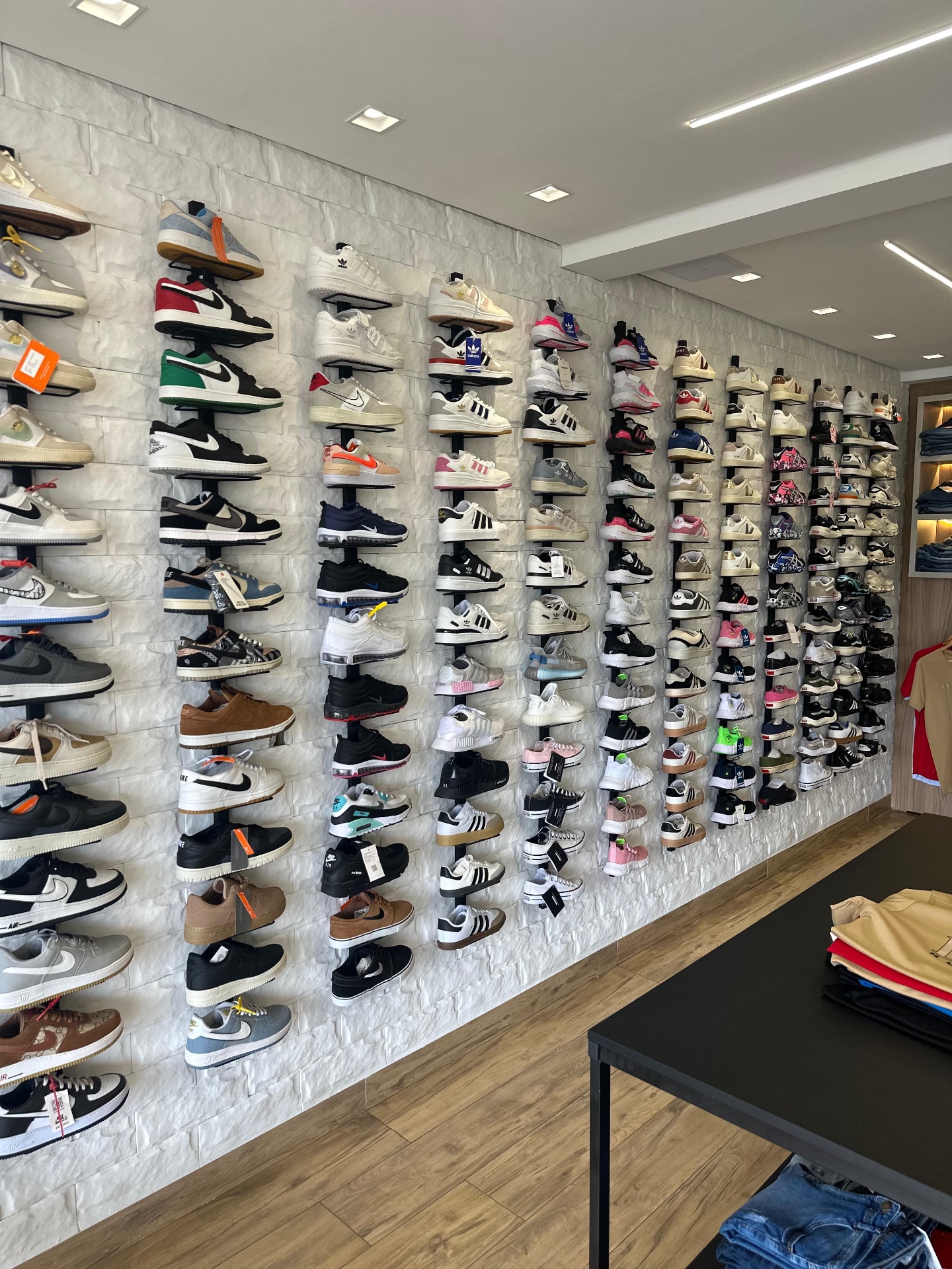 Loja física Outlet GR - estoque real de tênis no atacado em Goiânia